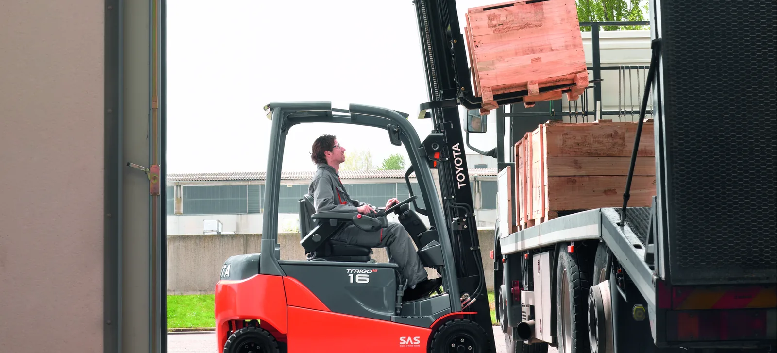 Toyota-Elektrostapler belädt einen Lkw an der Rampe
