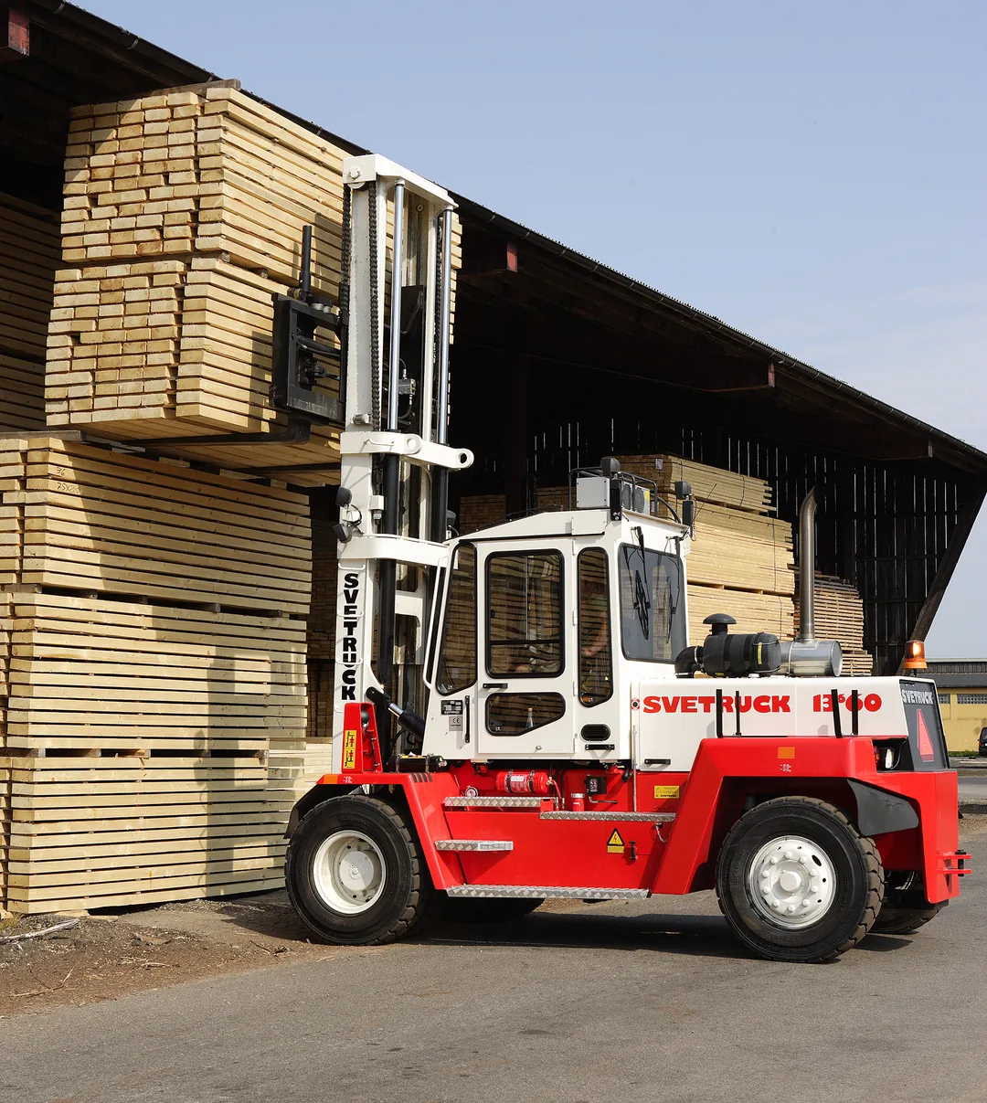 SVETRUCK Schwerlaststapler hebt ein Schnittholzpaket