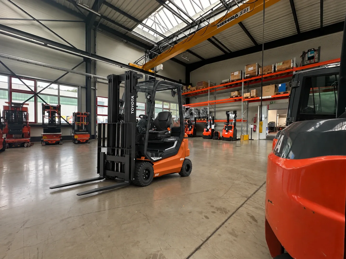 Toyota Traigo Elektrostapler in der Halle von Schaaf Gabelstapler, dahinter Arbeitsbühnen und Hubwagen