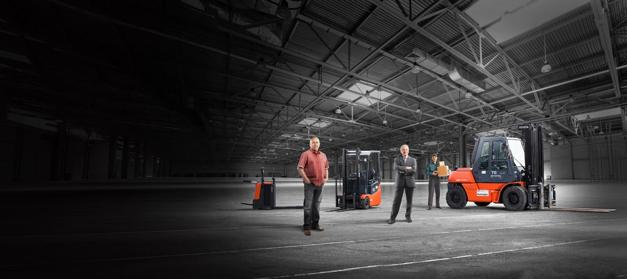 Das Schaaf-Team mit Lagertechnik, Elektro- und Dieselstapler in der Halle