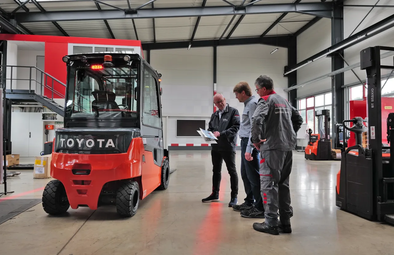 Beratungsgespräch am Toyota Traigo im Schaaf-Showroom