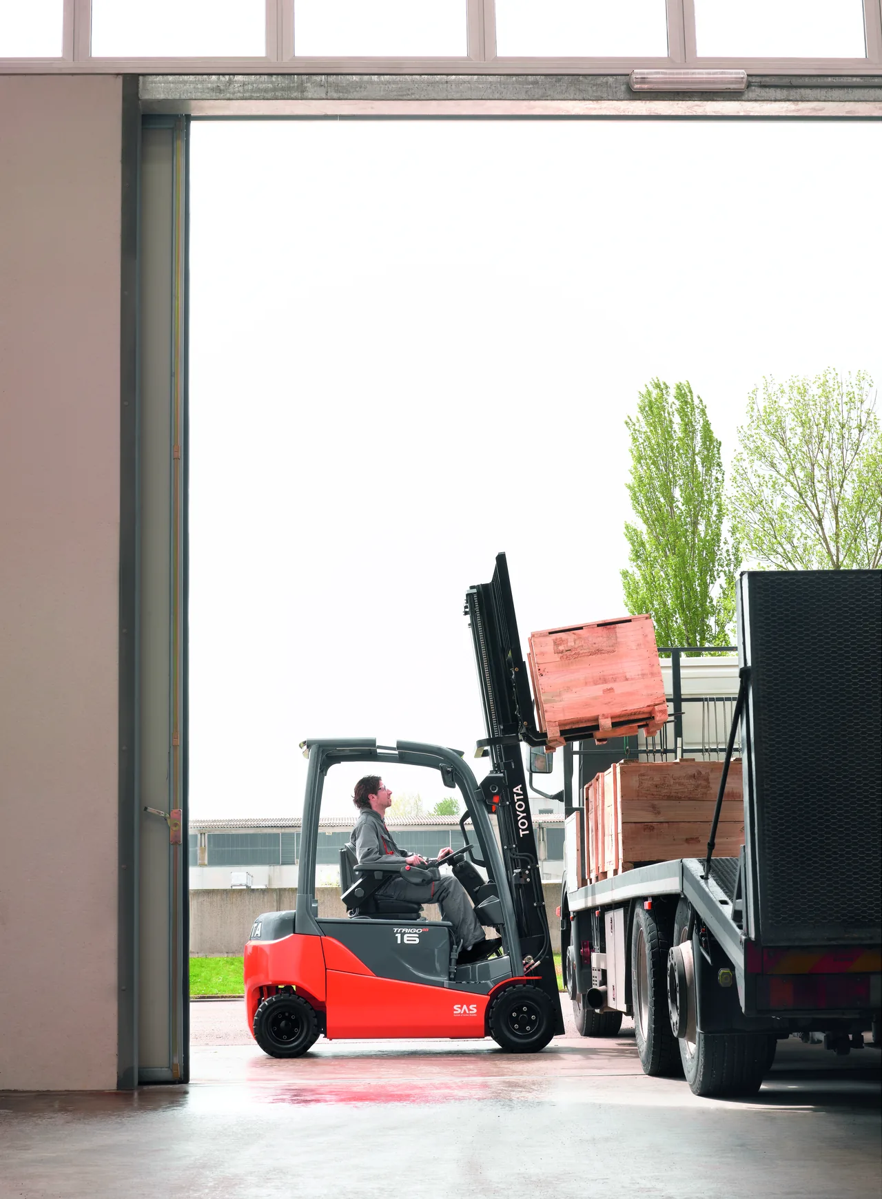 Toyota Traigo Elektrostapler belädt einen Lkw an der Rampe