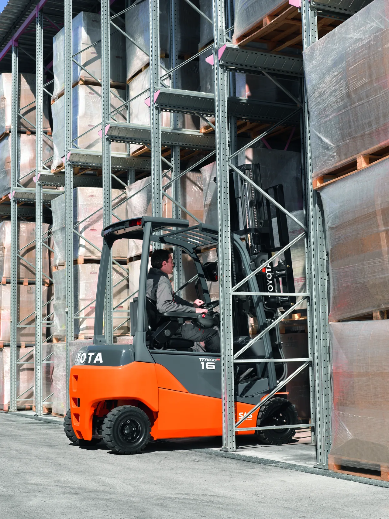 Toyota Traigo Elektrostapler lagert eine Palette in ein hohes Regal ein