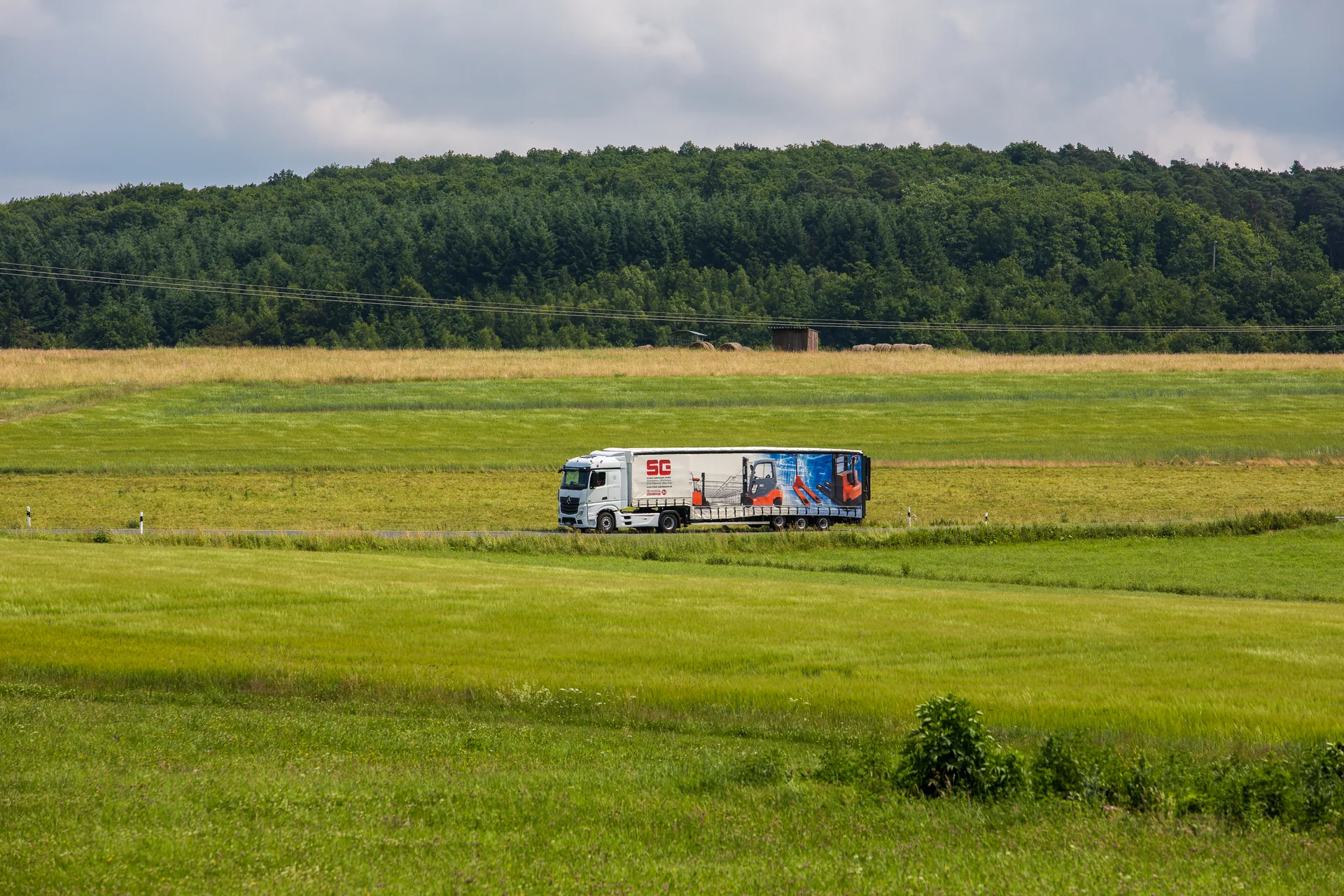 Schaaf-Lkw liefert ein Mietgerät aus