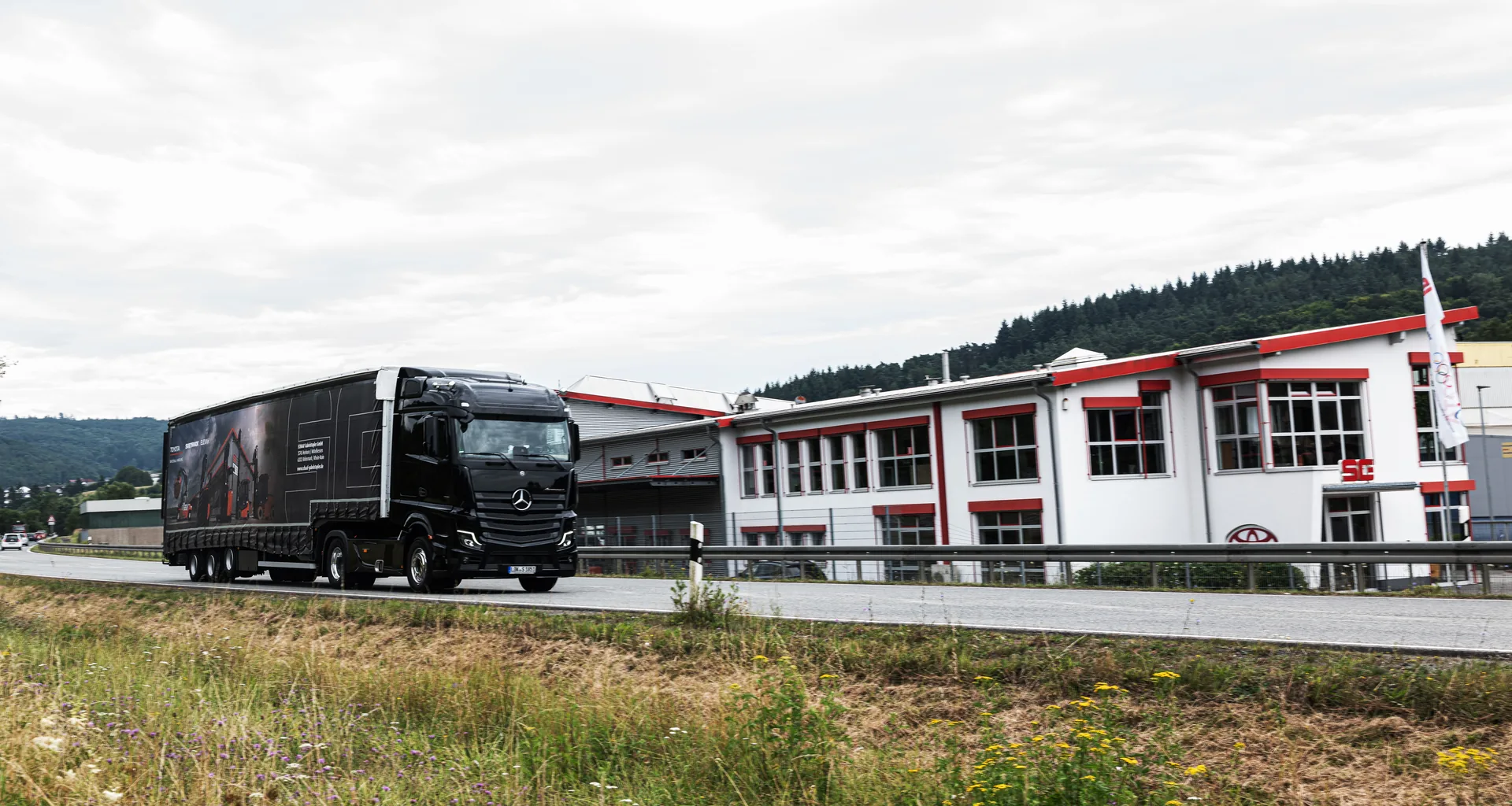 Schaaf-Lkw vor dem Firmengebäude in Herborn-Seelbach