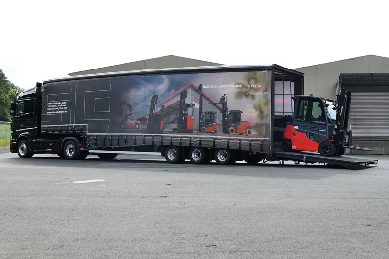 Toyota Traigo Mietstapler rollt vom Schaaf-Lkw über die Laderampe
