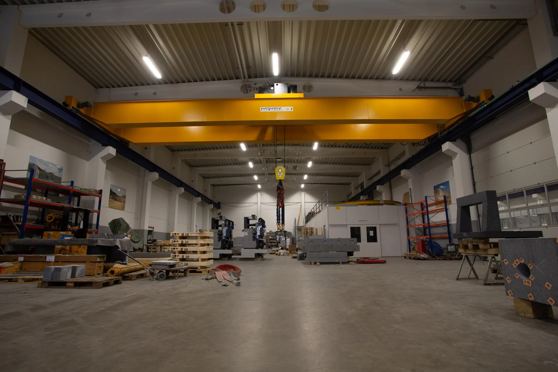 Blick in die Schaaf-Werkstatt mit Hallenkran