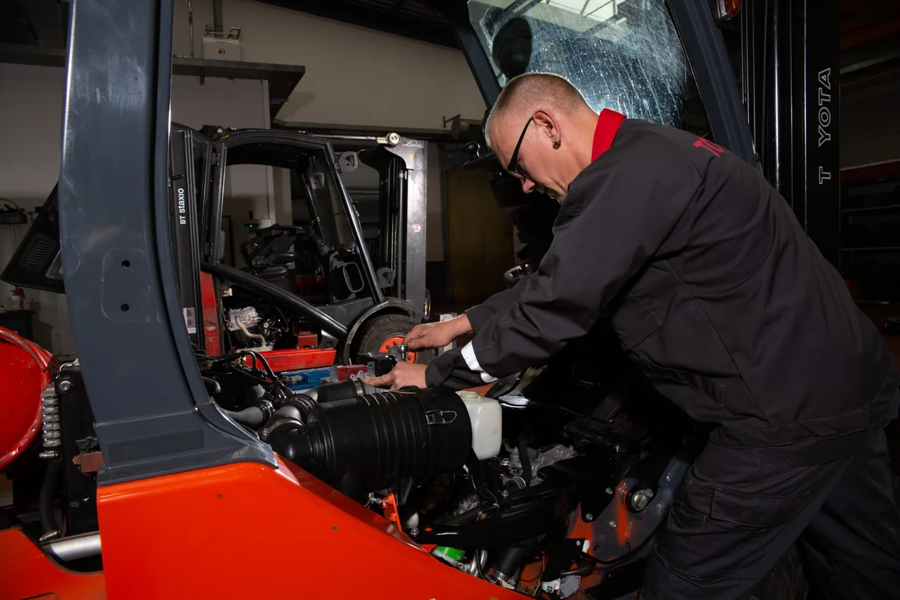 Schaaf-Servicetechniker bei der Motorwartung eines Toyota-Staplers